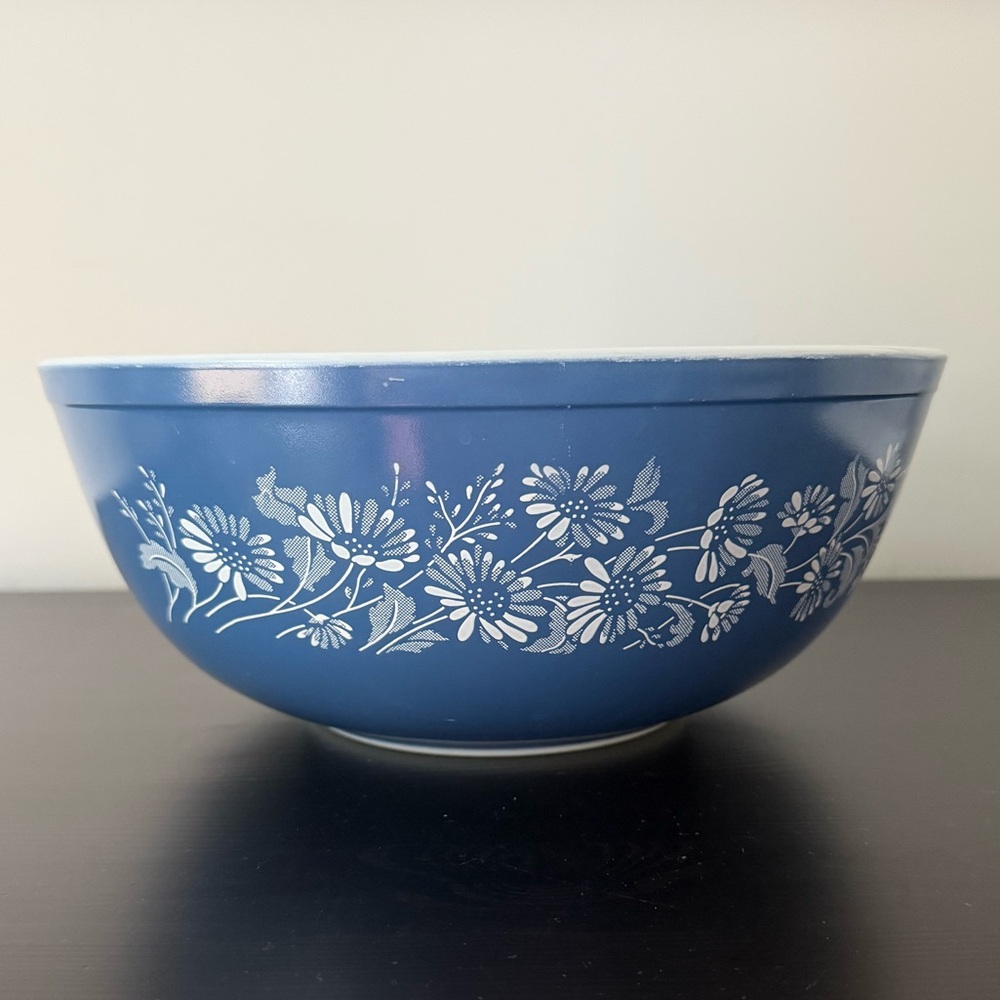 Vintage 1980s Pyrex White Colonial Mist #404 Blue Daisy